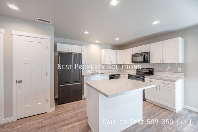 Photo - 651 Hargraves Ave NE Unit B