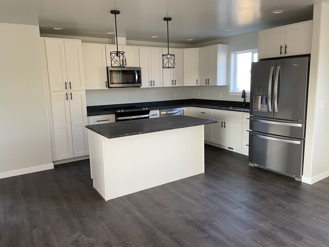 KITCHEN W ISLAND - 36125 Cyrus Ct Casa