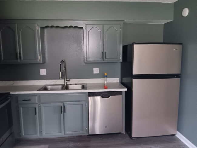 Building Photo - Spacious 3-bedroom, 1.5-bath townhome available