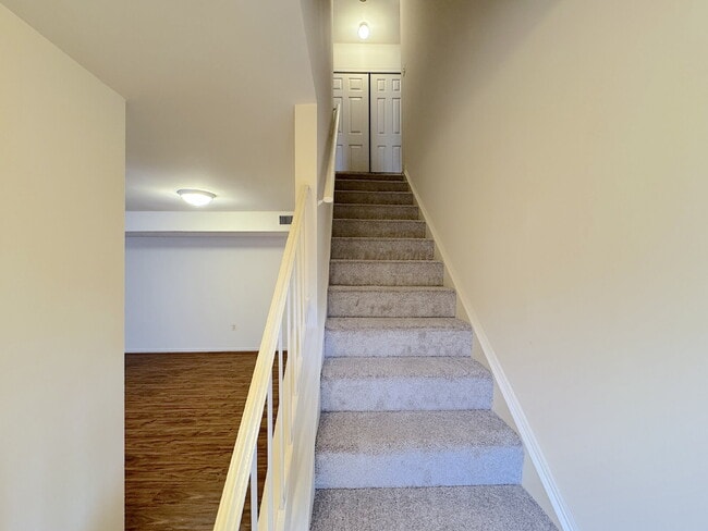 Building Photo - Charming & Modern Annandale Retreat on Conwell Dr Unit 158