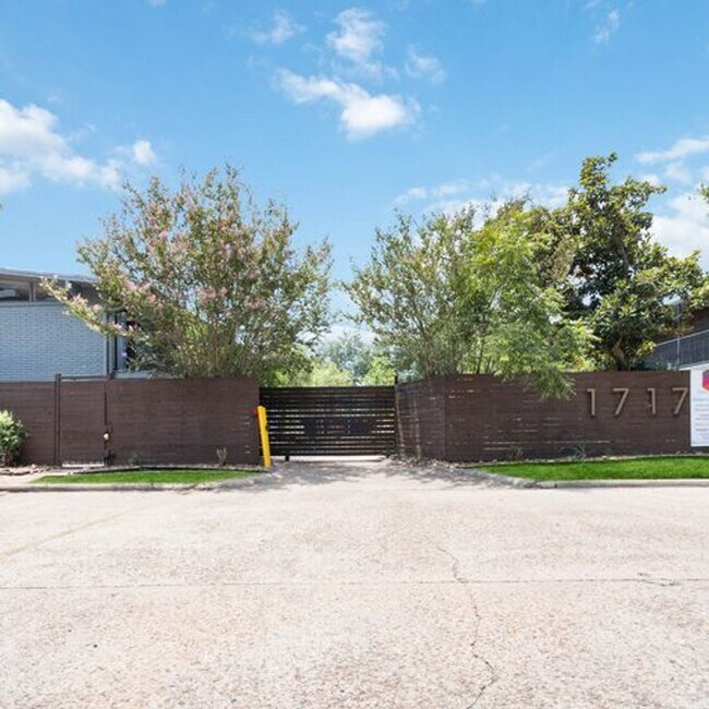 Photo - Dream Montrose - 1717 Norfolk Street