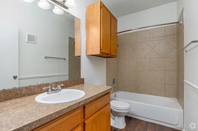 2BR, 2BA - 1,136SF - Bathroom