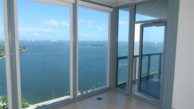 Building Photo - 601 NE 36th St Unit 2308