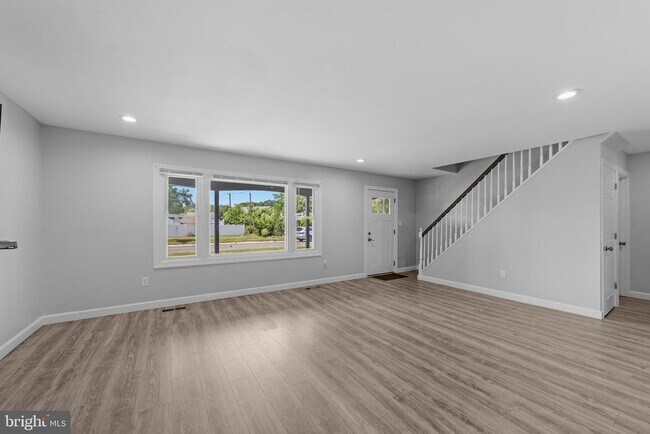 Photo - 12 Holbrook Ln