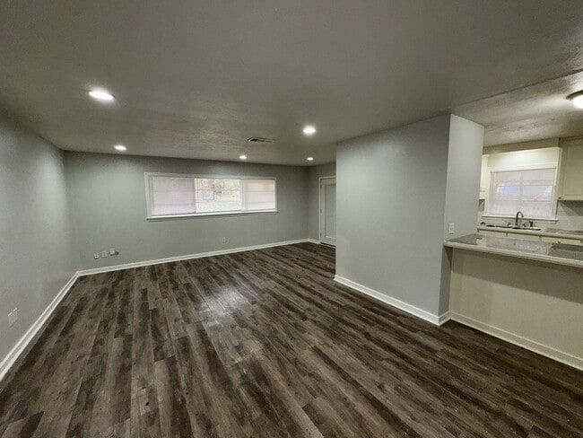 Photo - 304 Colonial Cir