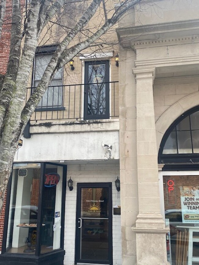 Building Photo - UNFURNISHED DOWNTOWN APARTMENT