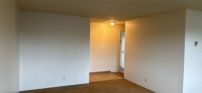 Photo - (905) Draper Arms Apartments - 2 Bedroom / 1 Bath Unit 730-7