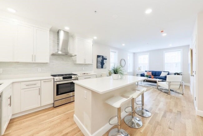 Building Photo - 37 Chelsea St Unit 1