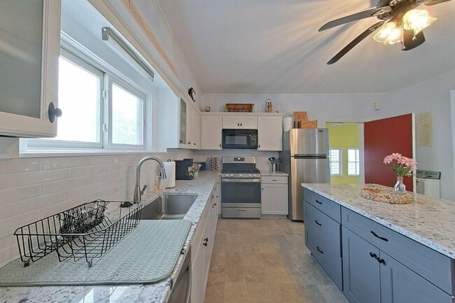 36 Dixon St