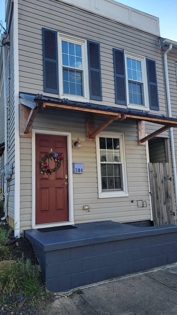 Building Photo - Beautifully Maintained Townhome in Downtow...