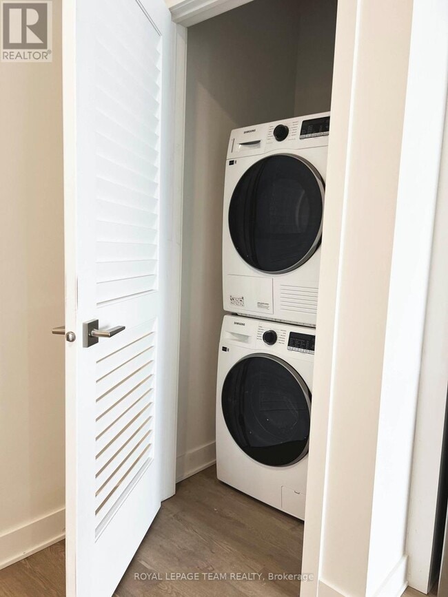 Photo - 1655 Carling Ave Unité B911