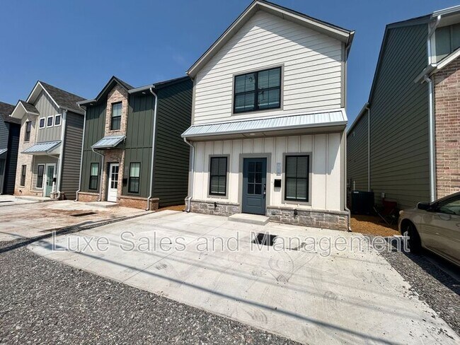 Photo - 604 W 2nd St