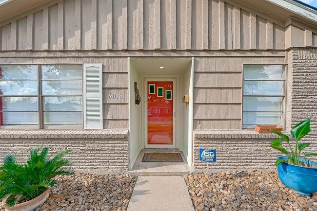 Building Photo - 6018 Berendo St