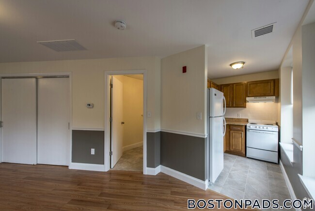 Building Photo - 1102 Boylston St Unit 1t Rental