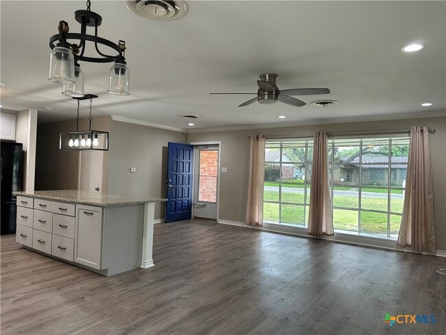 Photo - 1302 Canary Ln