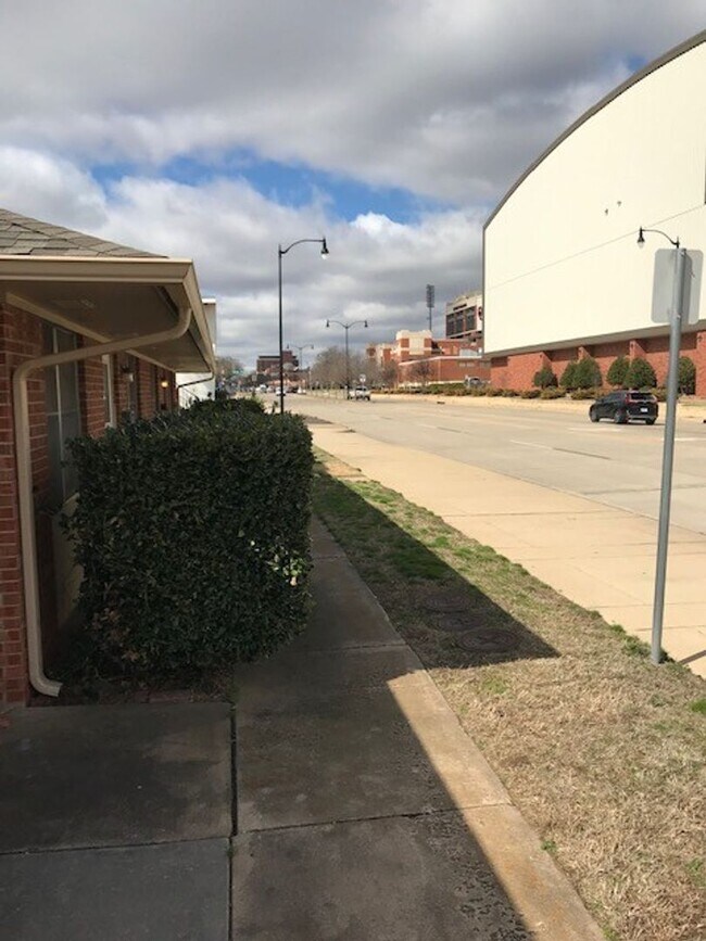 Photo - 310-314 E Lindsey St Unidad 310 Lindsey