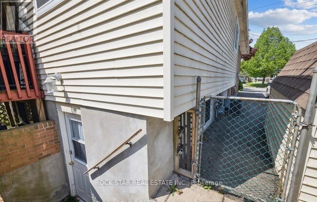Photo - 203 Commercial St