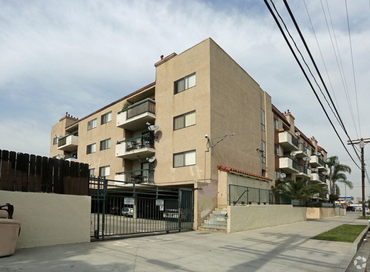 Photo - Palm Court Apartments