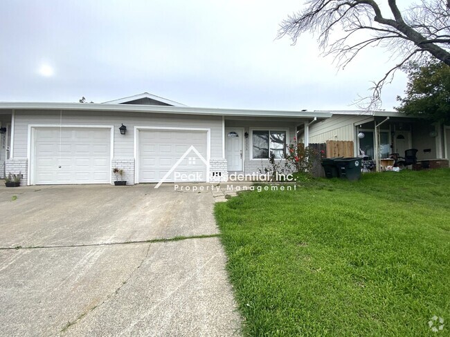 Building Photo - Nice 2bd/1ba Duplex with 1-Car Garage near... Rental