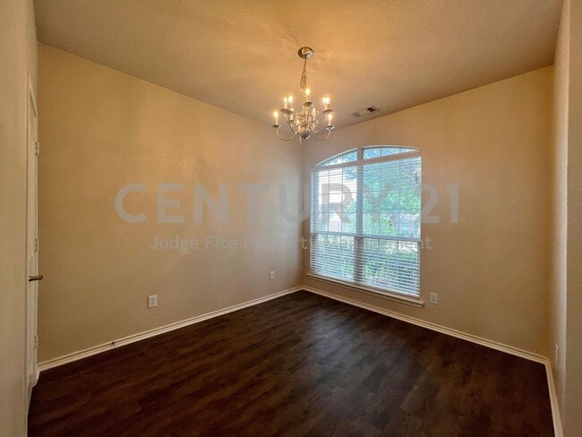 Photo - Spacious 2-Story 3/2.5/2 Located In Eagle ...