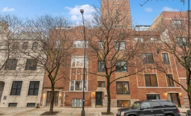 Building Photo - 857 N La Salle Dr Unit G Rental