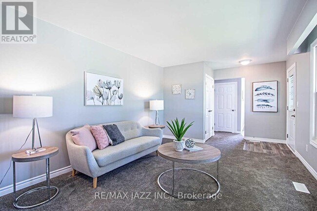 Photo - 325 Poplar St