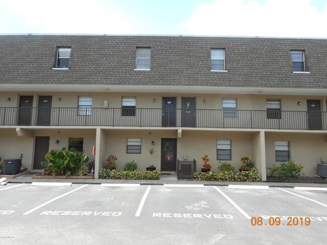Building Photo - 1010 Pine Tree Dr Unit 204