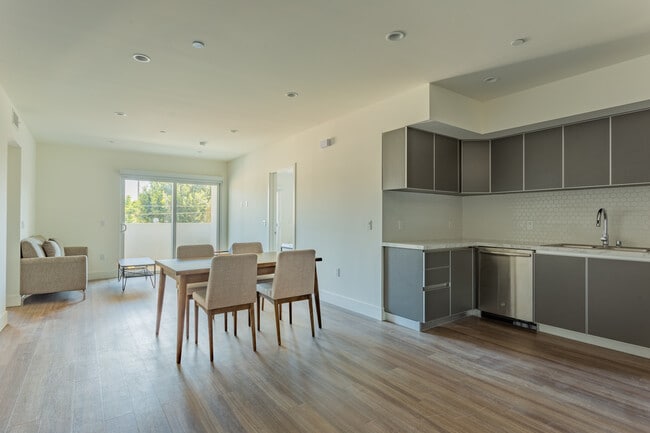 Building Photo - 1450 S Barrington Ave Rental