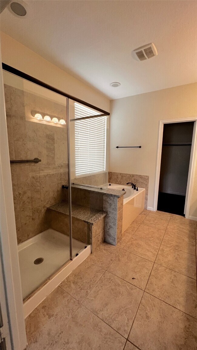 Building Photo - 208 Forest Peak Way