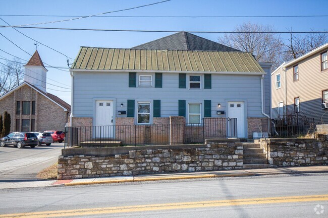 Building Photo - 3 bedroom, 1 full/1 half bath, Duplex in C... Rental