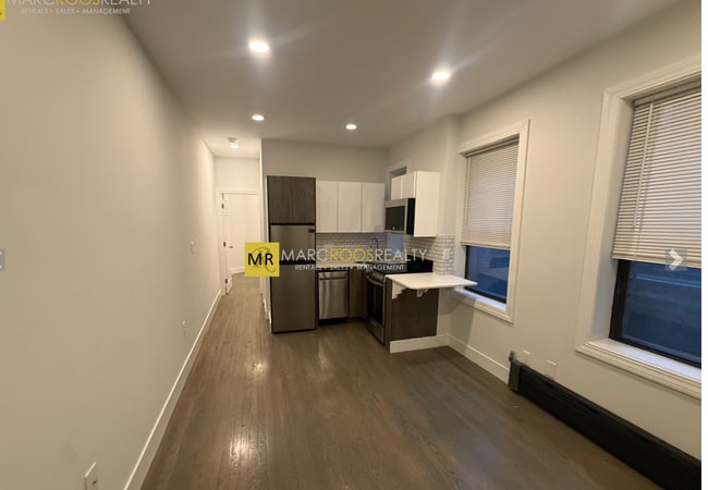 Building Photo - 22 Phillips St