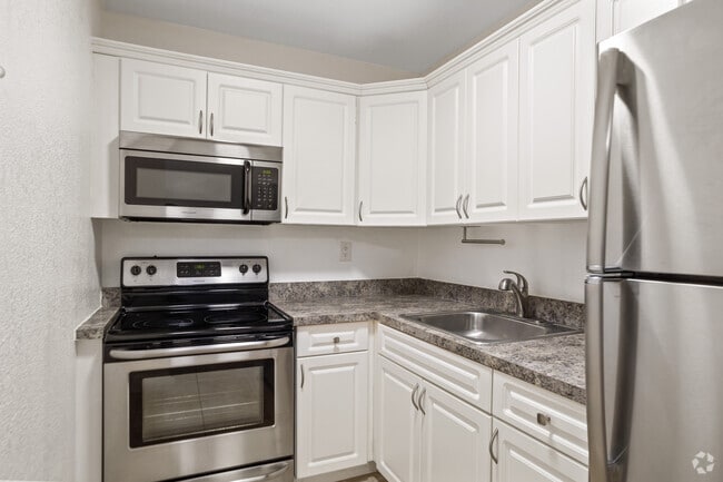 1BR, 1BA - 632SF - Kitchen