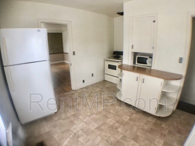 Photo - 909 Douglas St