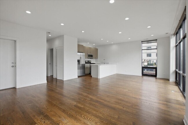 Photo - 650 N Green St Unit 4