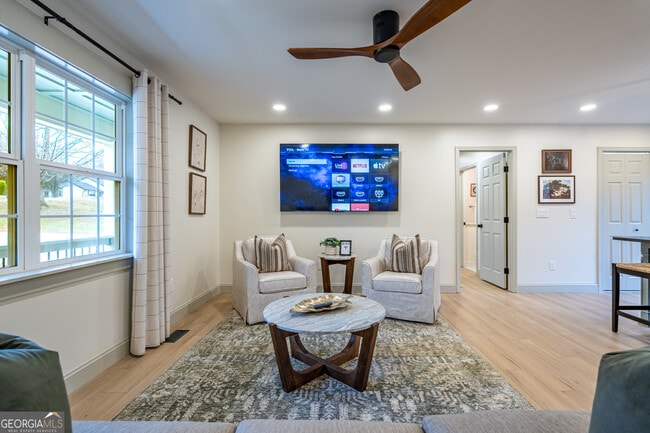 26 Jennifer Ln