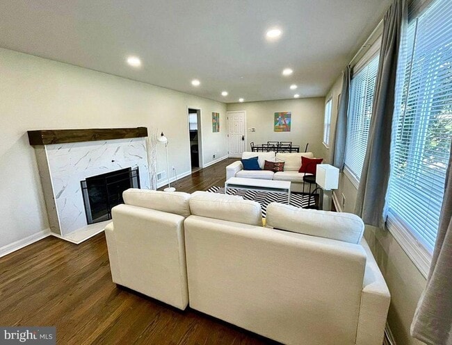 Photo - 5901 Middleton Ln