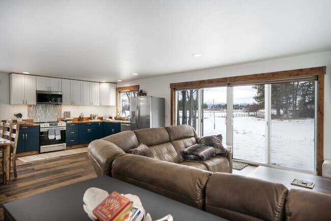 Avail October thru May.  Fully furnished w/ internet & utilities included