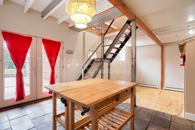 Photo - 1565 N Race St