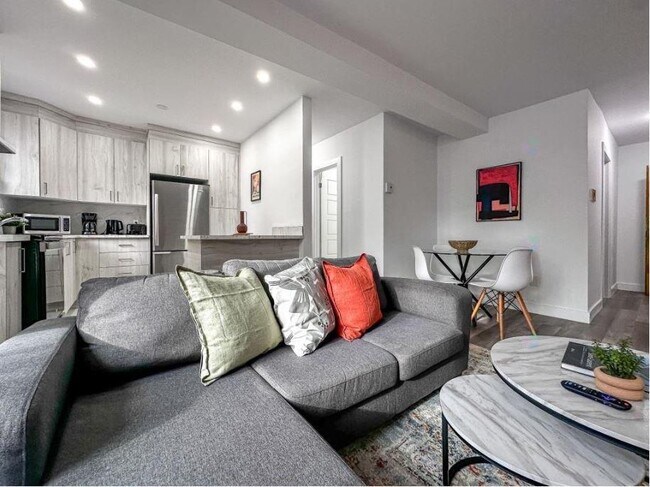 Building Photo - 720 Av. Marin