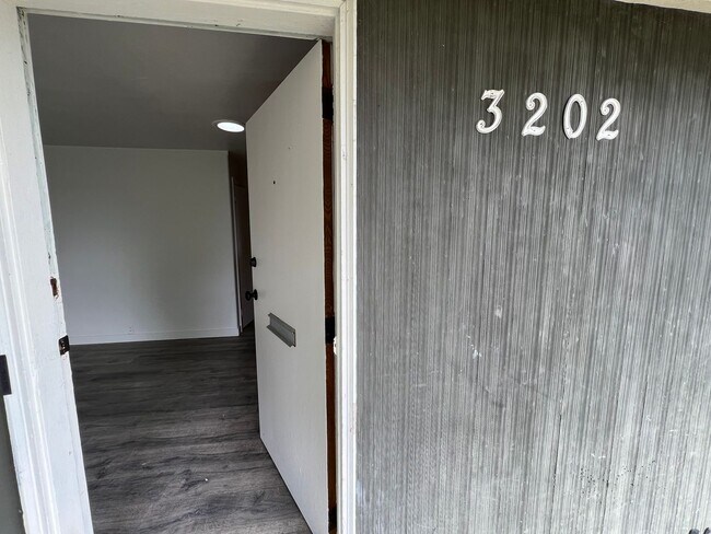 Photo - Bremerton Duplex Unidad 2 / Upstairs