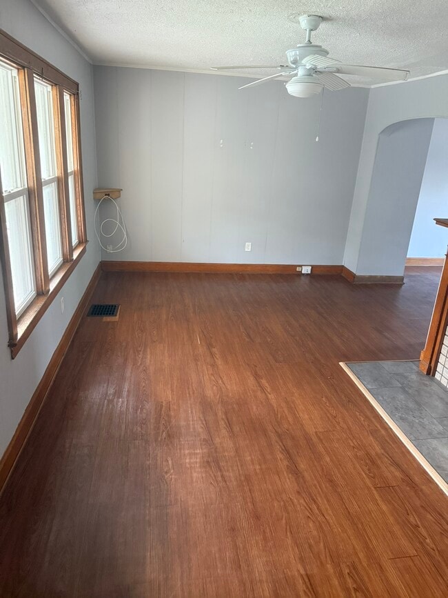 Photo - 806 E Deshler Ave