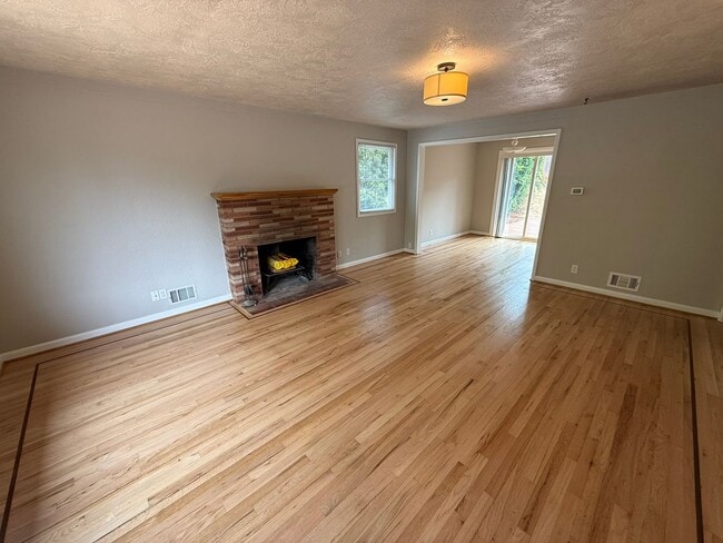 Photo - 2530 Summer St SE