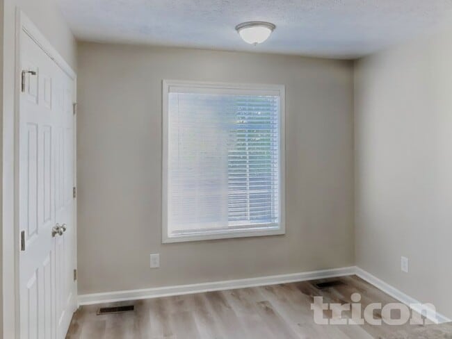 Photo - 989 Chesire Way