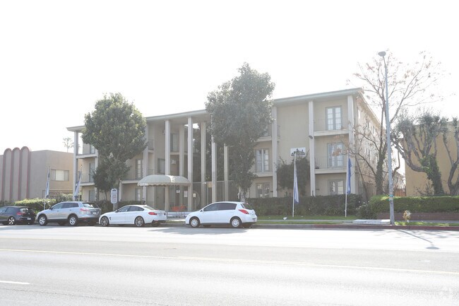 21736 Roscoe Blvd