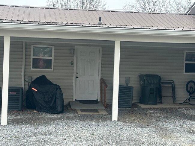 Apartamentos traseros - 160 Kathy Ave