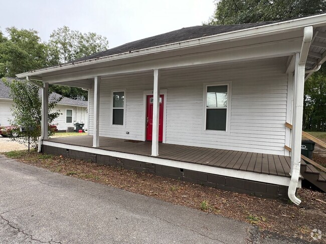 Building Photo - Charming 2 Bedroom Home