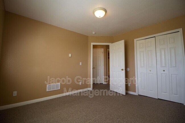Photo - 975 Eve Dr