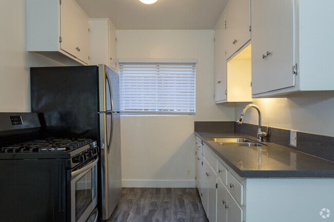 2BR, 1BA - 750 SF