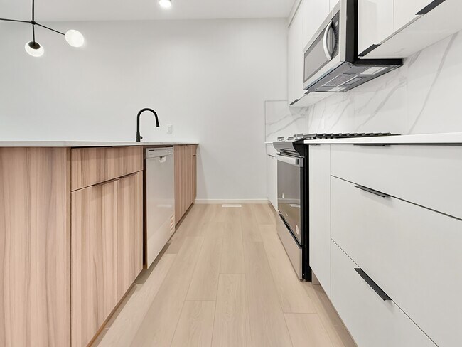 Photo - 9305-9123 123 Ave NW