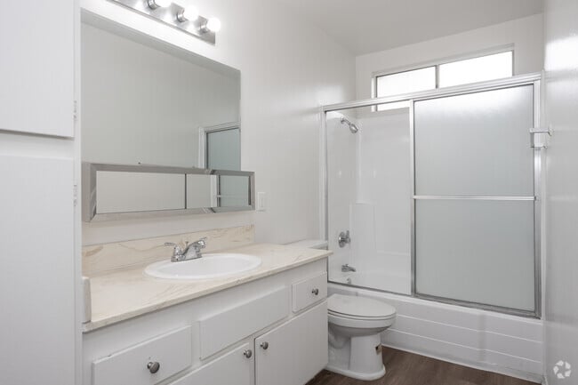 1BR - 1BA - 845SF - Bathroom
